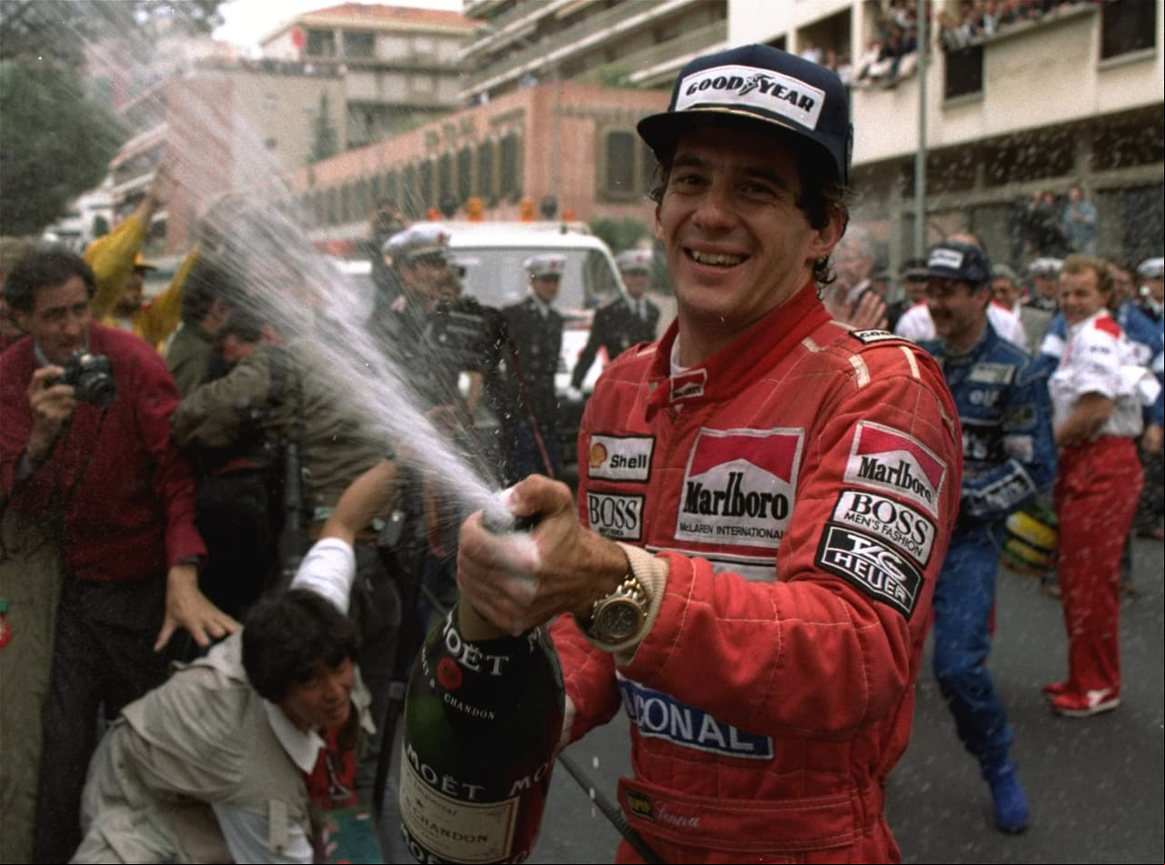 El legendario corredor de Fórmula 1, Ayrton Senna, se estrelló durante el Gran Premio de San Marino en 1994 . El brutal impacto contra el muro de cemento provocó que una rueda golpeara el casco y una varilla le atravesara la visera ocasionándole fracturas en el cráneo.