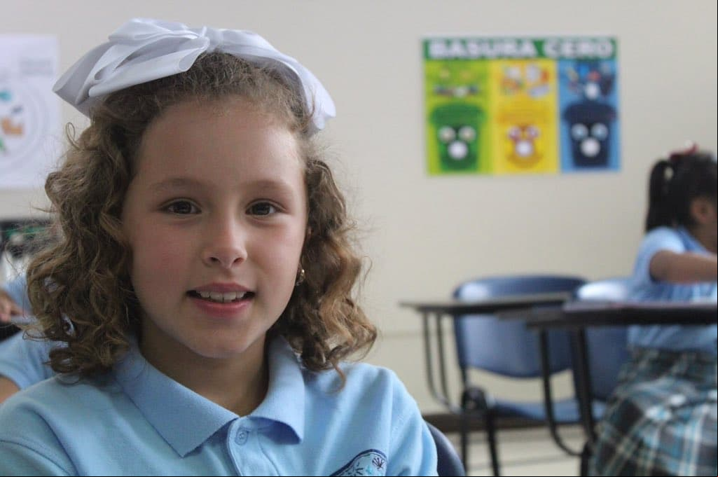 ‘Sofi’, la hermana menor’, tiene 8 años y es tierna, amorosa y siempre tiene una gran sonrisa. Tras la muerte de sus padres, su problema de dislexia se intensifica, provocando las burlas de sus compañeros de clase.