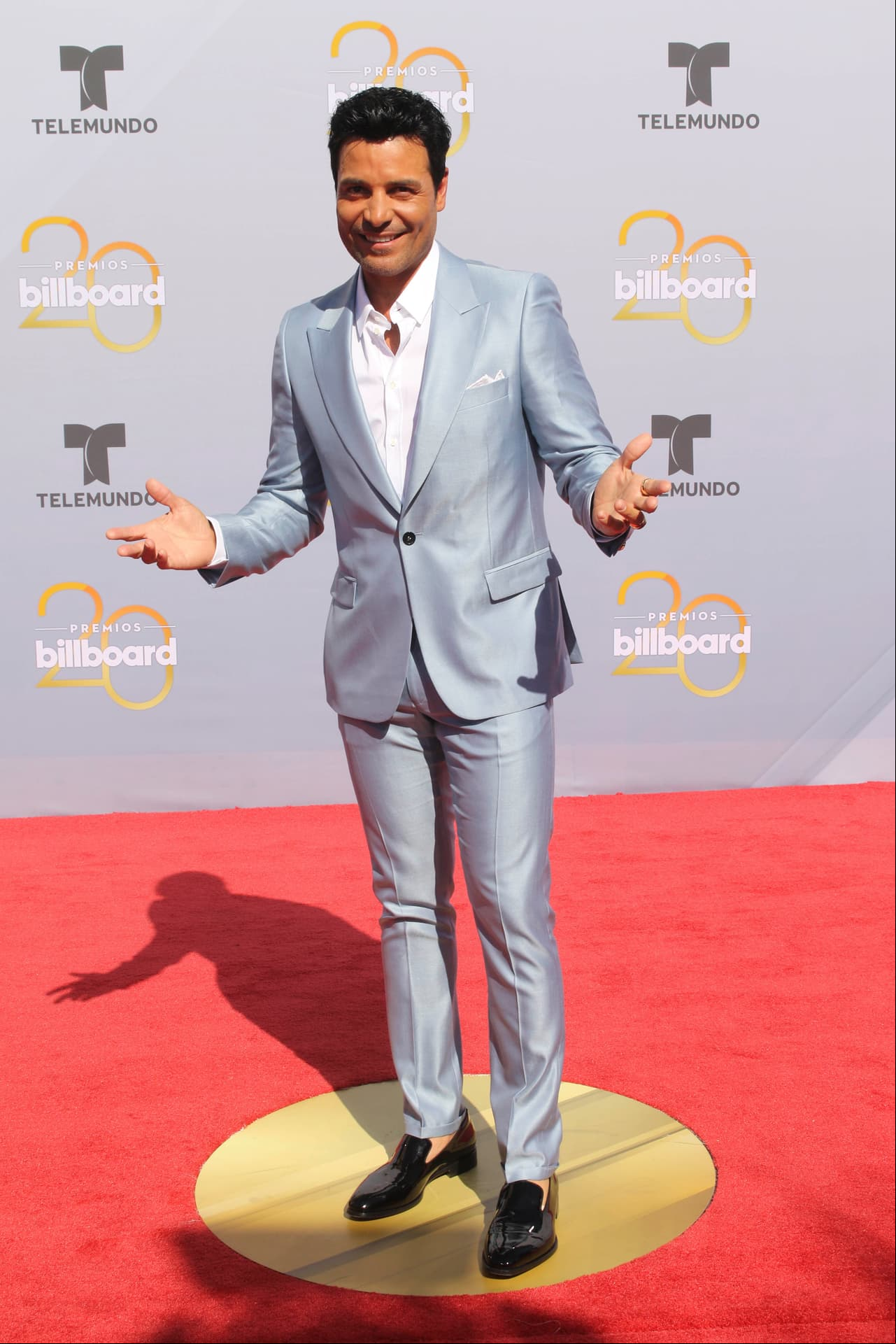 Chayanne dejó ver su buen gusto con un traje claro.