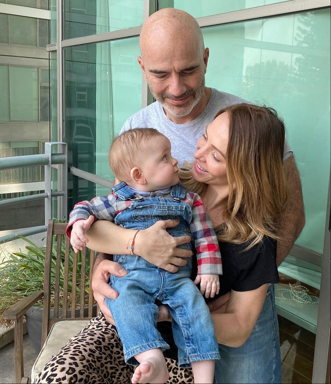 El amplio espacio también cuenta con una terraza, lugar que la artista ha acondicionado para disfrutar del sol y para realizar algunas sesiones fotográficas con su hijo. “También tenemos una salida a la terraza (…) ahí pusimos una mesita”, comentó en sus redes.