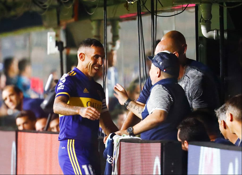Carlos Tévez se acercó a Maradona para saludarlo.