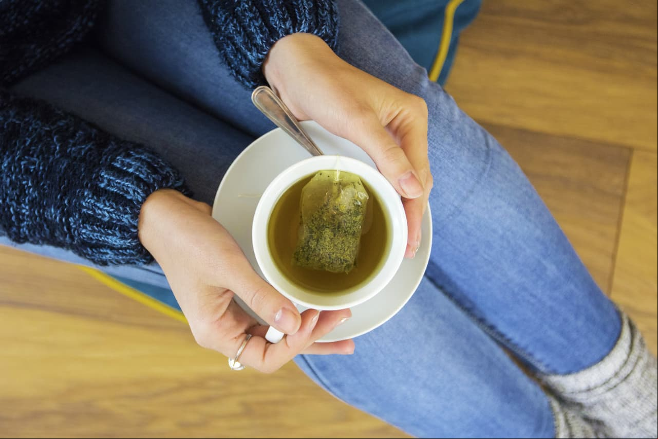 Combate la anemia, reduce los cólicos menstruales, desintoxica la sangre, alivia los fuegos bucales, entre otra cosas.
