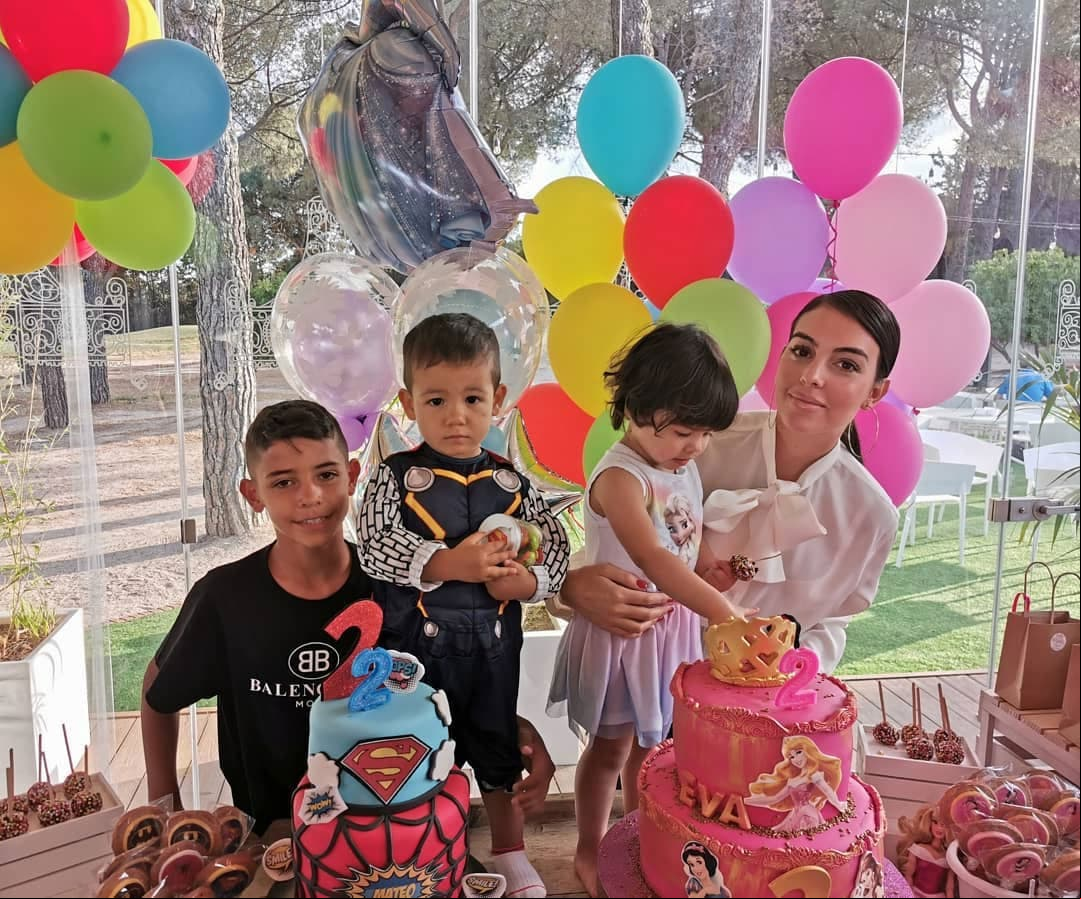 “Lo pasamos genial en el cumpleaños de Eva y Mateo. Gracias a todos los amiguitos de mi bebés y a mis amigas y familia por acompañarnos en un día tan especial #FamiliaFeliz #FelizCumpleaños”, escribió Georgina en su publicación.