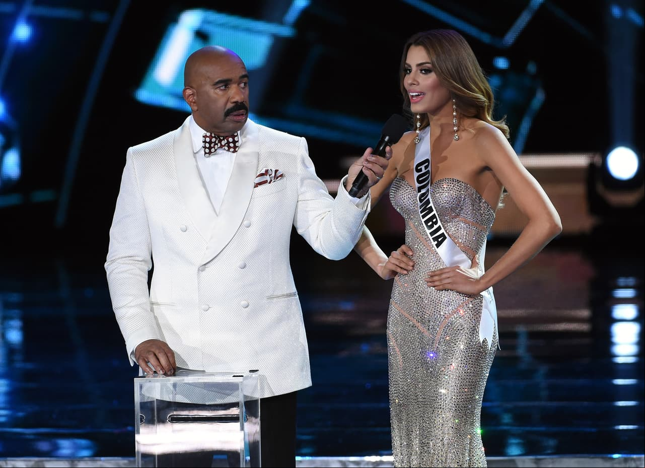 Una de las polémicas más recordadas es la de 2015, cuando en la final de Miss Universo el anfitrión Steve Harvey se equivocó al nombrar a la ganadora y tras afirmar que la corona era para Miss Colombia, segundos después lo aclaró, disculpándose y proclamando a Pia Wurtzbach de Filipinas como la vencedora.