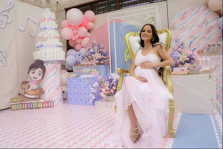 En la recta final de la dulce espera organizaron tremenda fiesta para revelar el sexo de la bebé: "Ayer fue un día que jamas olvidaré. Gracias a todos y cada uno que hicieron posible este memorable día", compartió en su pulicación.