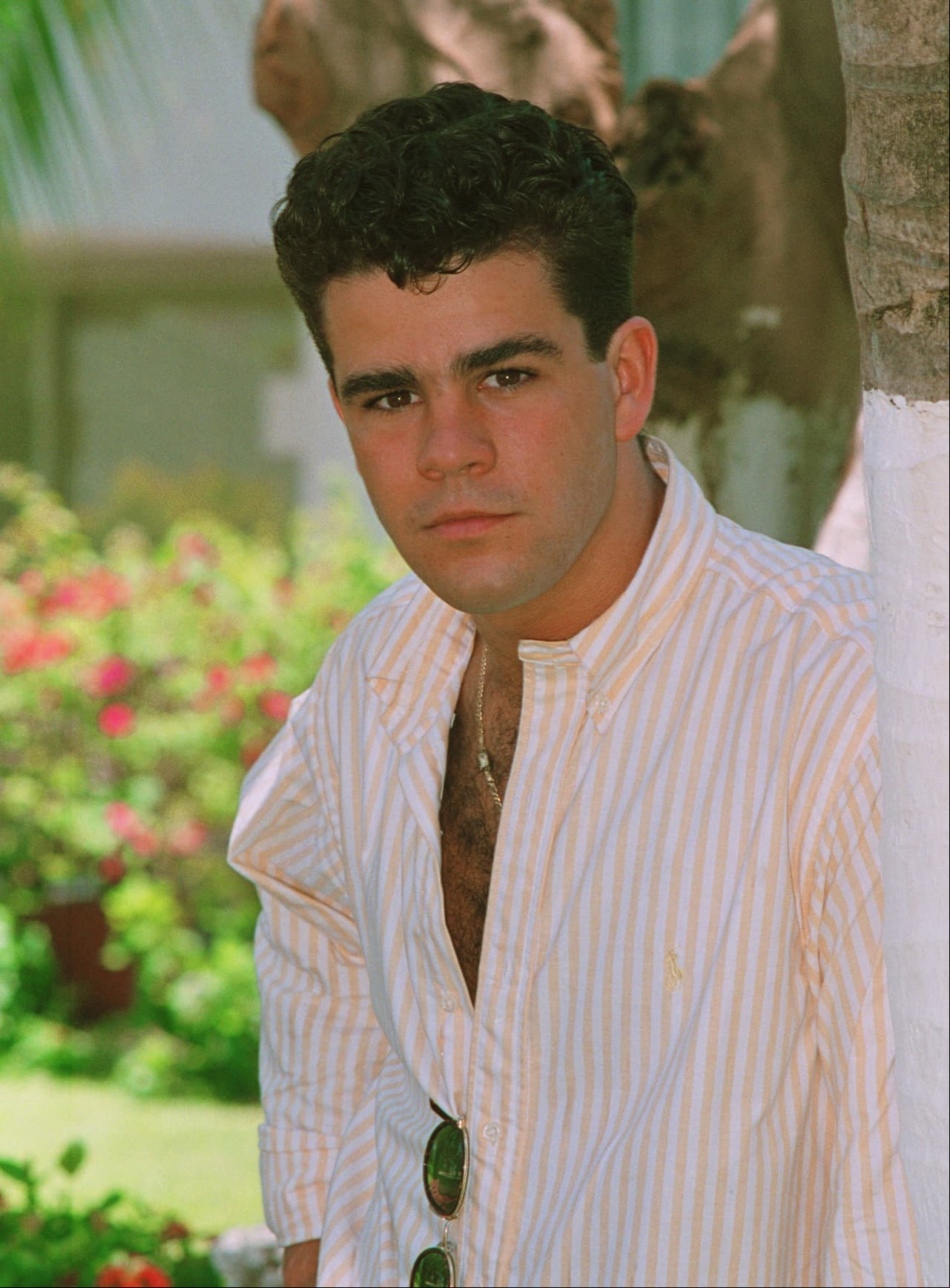 Eduardo dio vida a un cantante y actor juvenil, quien estaba a punto de casarse con su prometida, la actriz “Deborah Lavalle”, hasta que conoce a “Lorena”, una chica de buenos sentimientos que sin darse cuenta se enamoró desde que ella le enviaba cartas anónimas.