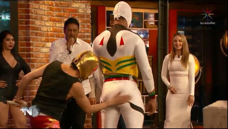 Torneo de nalgadas con luchadores