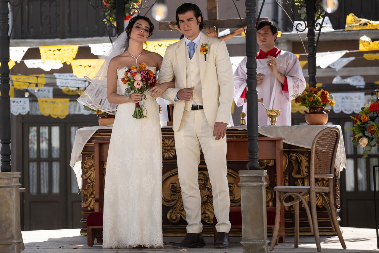 Tras por fin casarse, los novios posaron para la cámara.