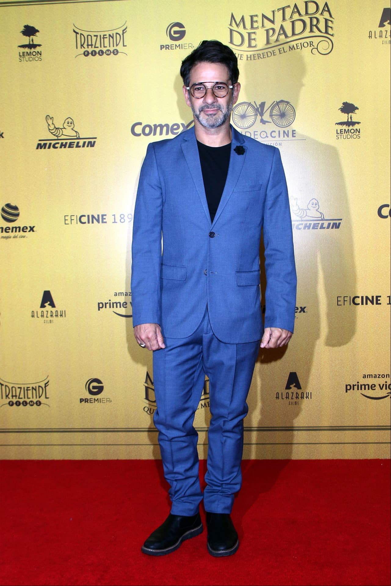Miguel Rodarte optó por un traje azul que combinó con una camisa negra.