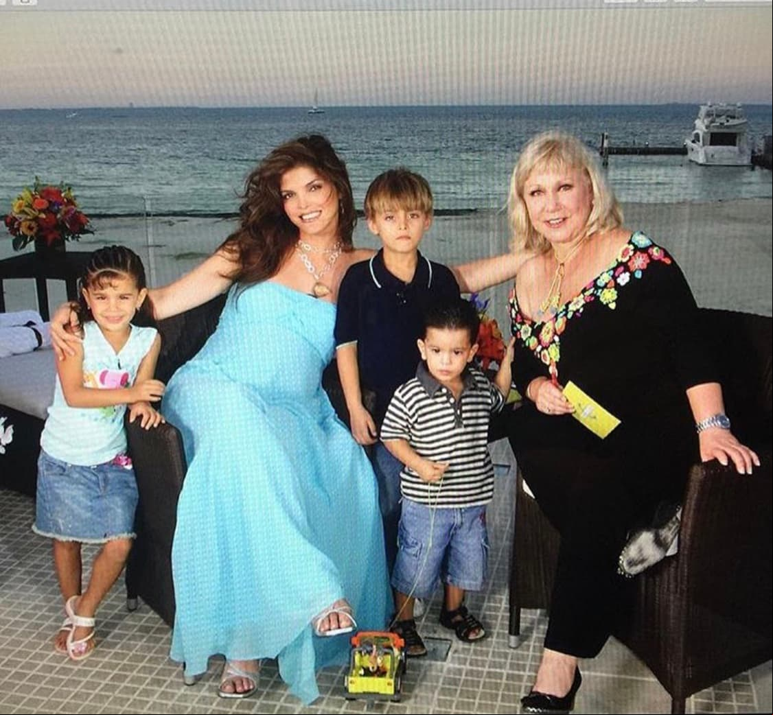 Meses después la cantante reveló que se encontraba embarazada de su primer hijo en común con "El Pirru", quien se uniría a Paula, José Emilio y Emiliano, el hijo que Ana Bárbara tuvo de una relación anterior y que en ese entonces tenía cinco años.