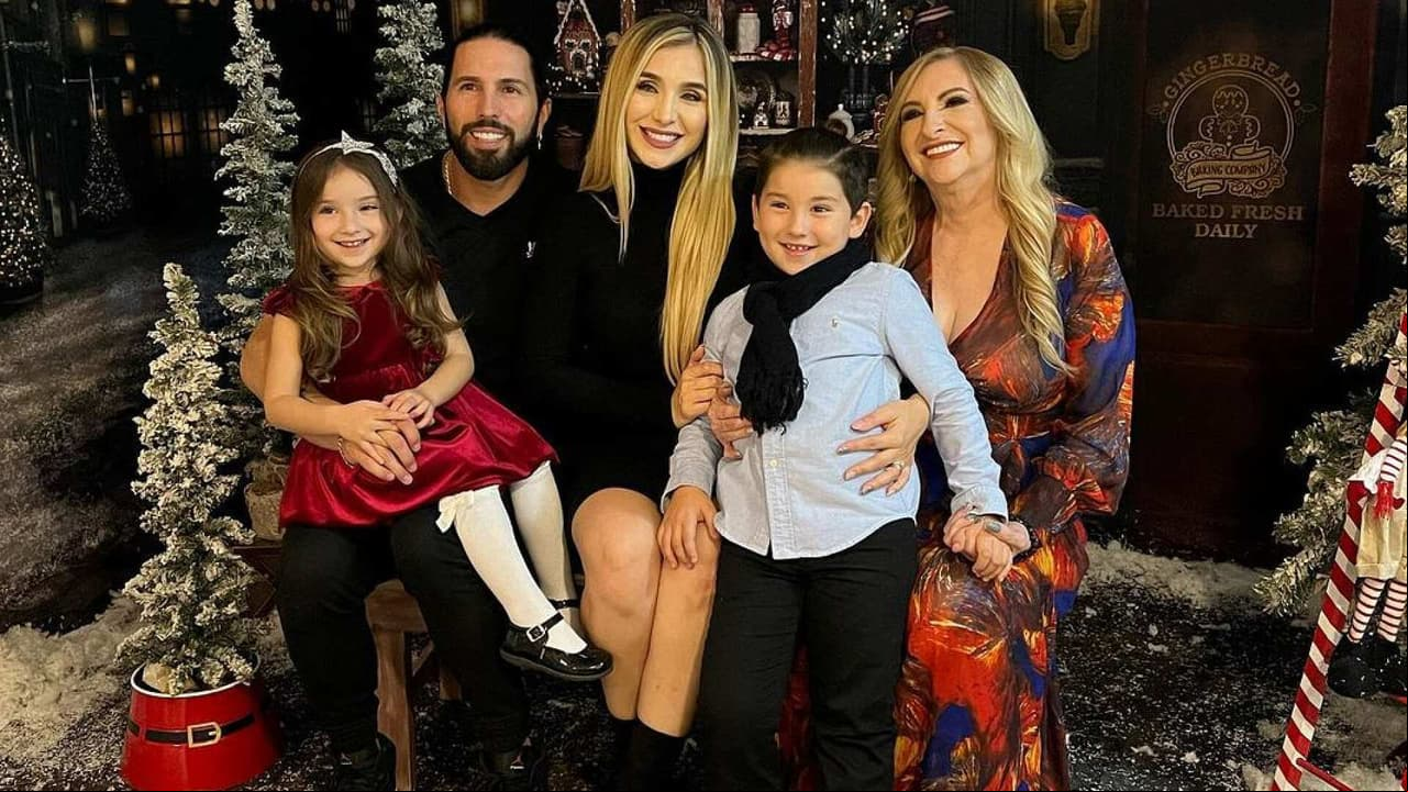 Tras pelea pública con su mamá, Poncho De Nigris sorprende al invitarla a la foto familiar de Navidad