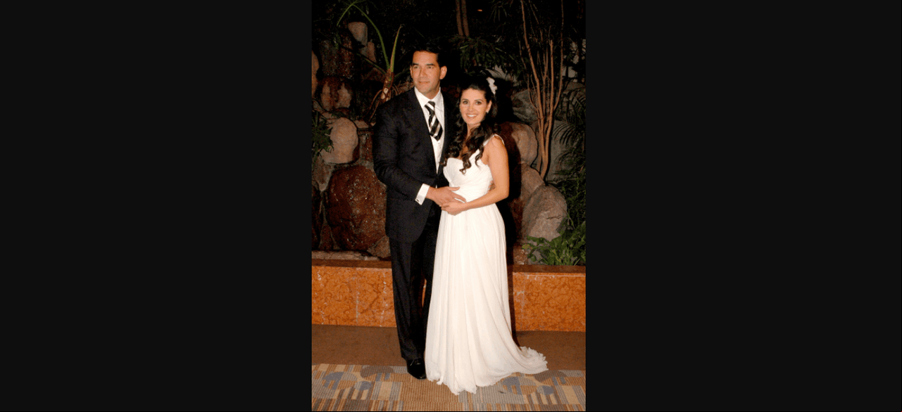 En 2009, Mayrín Villanueva y Eduardo Santamarina se dieron el ‘Sí acepto’ en una íntima ceremonia, donde ella lució un vestido vaporoso, diseño de Jesús del Pozo, que optó por un ligero plisado al frente y que resaltó el tocado que la actriz presumió en su peinado.