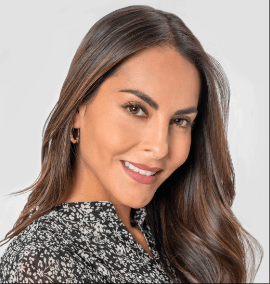 Elsa Ortíz, en su debut en Televisa, da vida a 'Julia', una mujer que emigra a Estados Unidos para darle lo mejor a su familia.