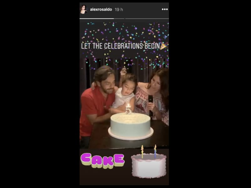 “Ariel vino a festejar a Aitana y a cantarle las mañanitas”, expresó la cantante al pie de una fotografía en la que aparece junto a su hija y Eugenio Derbez. Posteriormente, compartió videos e imágenes del festejo en Instagram Stories.