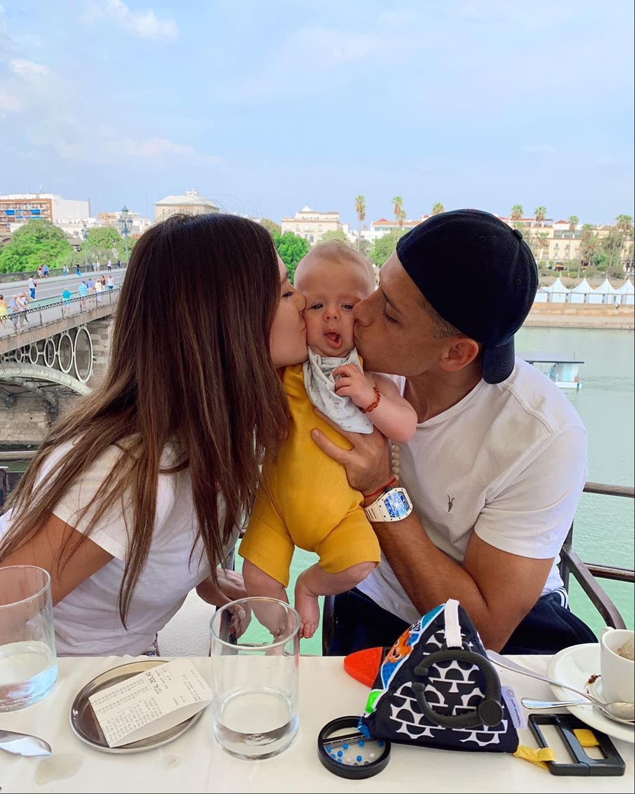 ‘Chicharito’ pide a sus seguidores hacer memes con una foto de su hijo