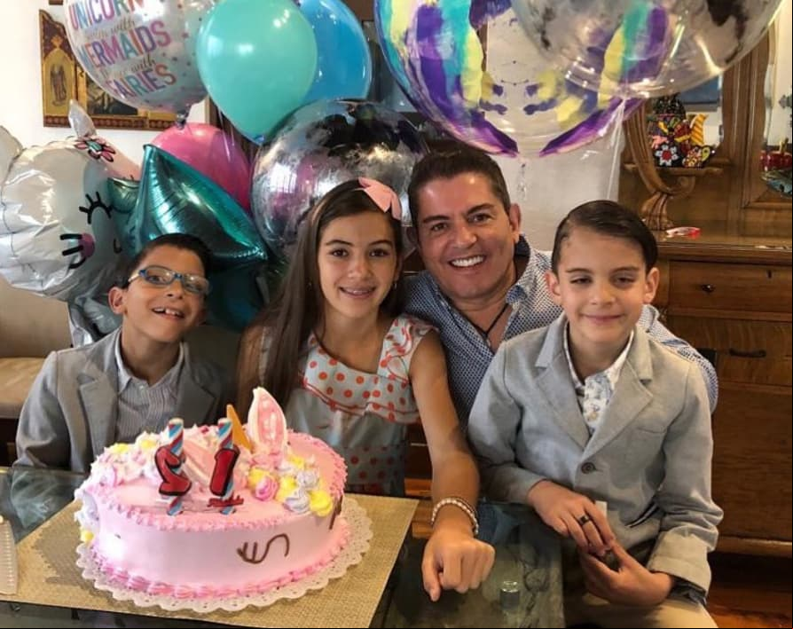 En otro segmento de la entrevista, Patricia destacó que ira a su esposo por su trabajo, pero más en su labor como padre. “Como papá es un hombre entregado, siempre hace tiempo (para su familia). Ahorita, por ejemplo, que tiene trabajo, llega y trata de acostarlos o en la mañana, así que se despiertan a las 6 de la mañana para ir a la escuela, se despierta con ellos”, añadió.