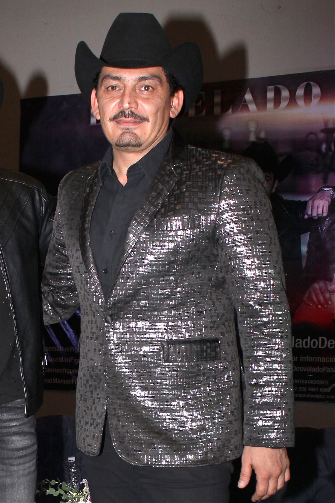 José Manuel Figueroa encuentra cartera que extravió en el aeropuerto de la CDMX