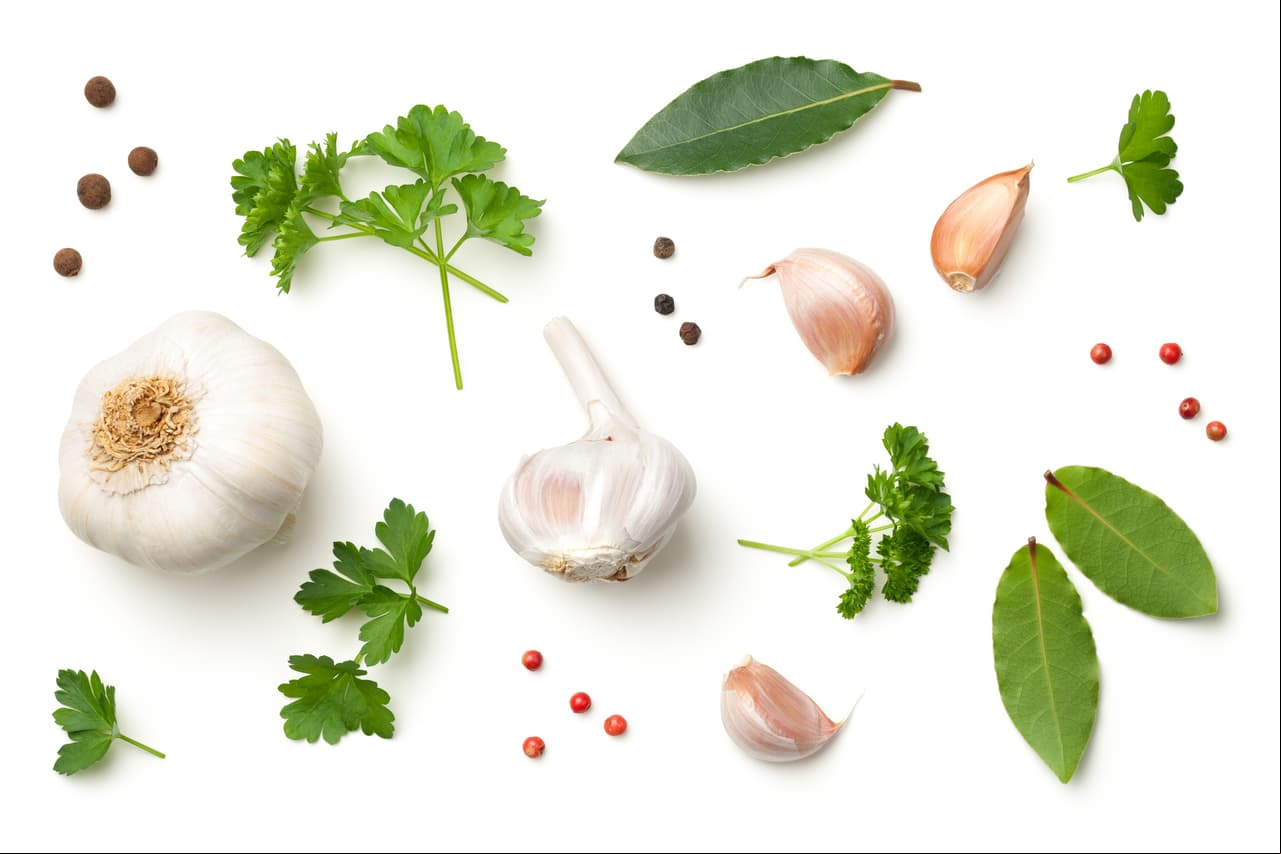 Alimentos con polifenoles. Estos micronutrientes, que contribuyen a proteger las células del cuerpo, están presentes en especias como el clavo, menta y anís. Así como en alcaparras, aceitunas negras, chocolate amargo y avellanas.