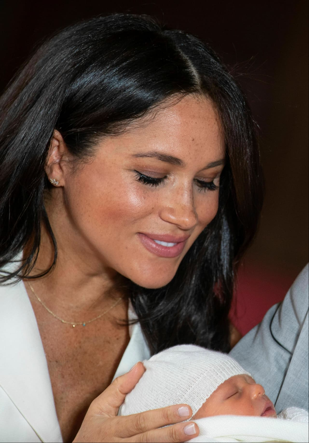 Tanto Meghan Markle como el príncipe Harry se mostraron muy amorosos con el pequeño, al que no dejaron de ver y acariciaron en todo momento.