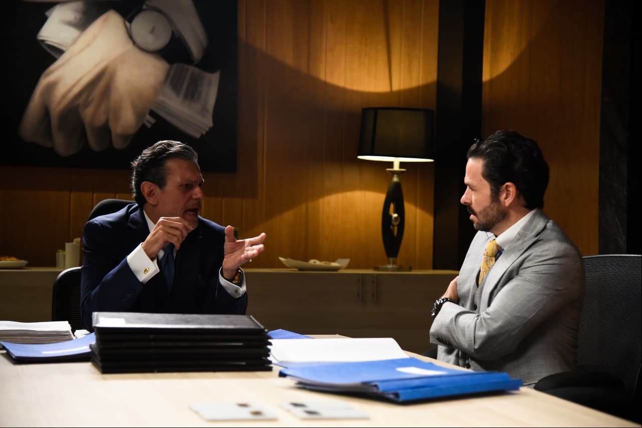 'Vega' (Guillermo García Cantú) les pide darlo todo pues el caso lo llevarán por la amistad del abogado con el director del hospital.