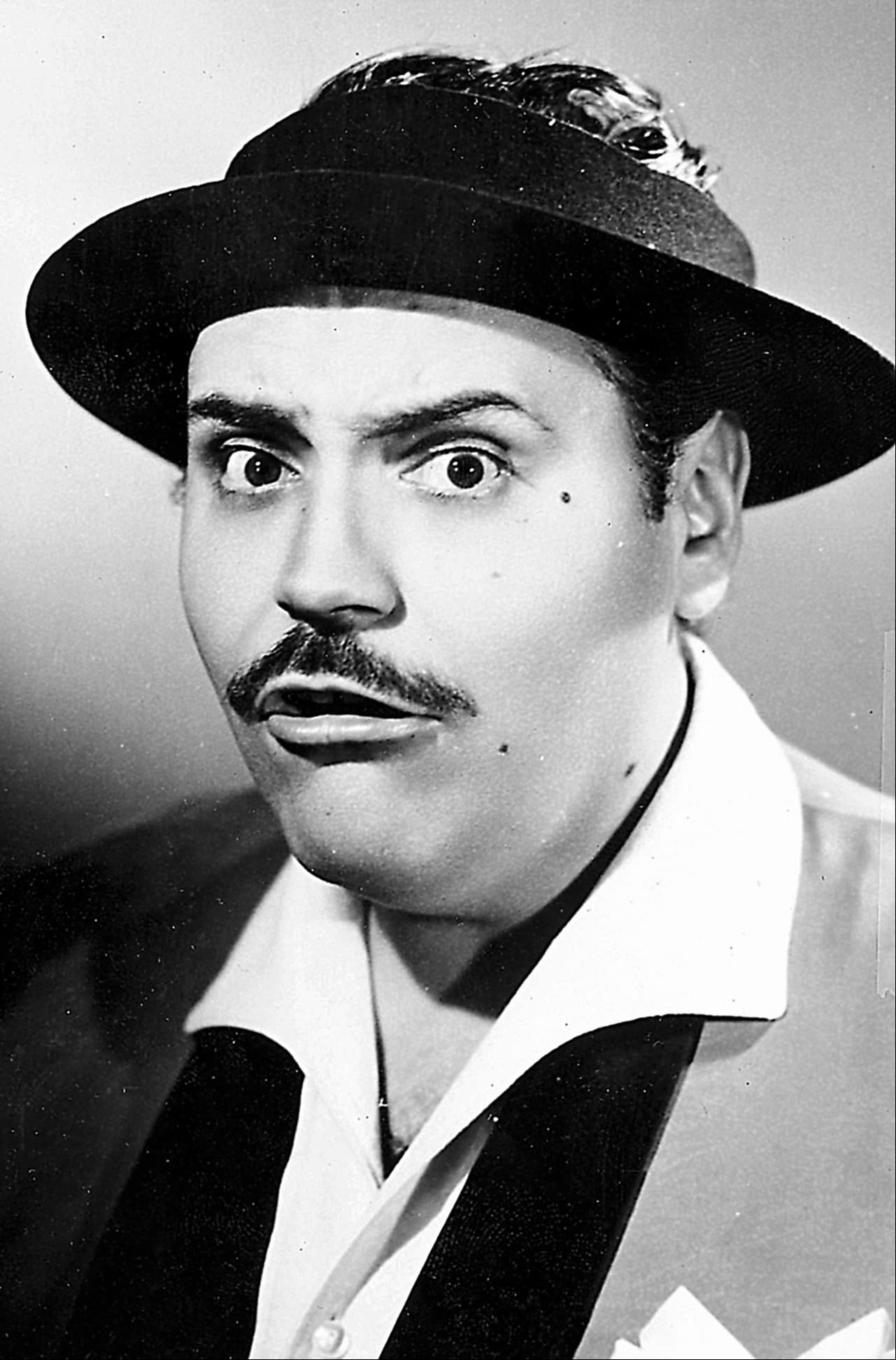 El 21 de septiembre de 2011, Gaspar Henaine Pérez ‘Capulina’ fue hospitalizado debido a una obstrucción intestinal por náuseas y vómitos, la cual se complicó con un cuadro de neumonía. Nueve días después, el actor y comediante perdió la vida a los 85 años por un paro cardiorespiratorio.