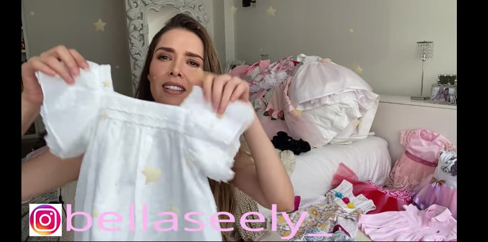 El pasado 18 de mayo, Marlene subió un nuevo clip a su canal de Youtube en el que presumió parte del clóset de su hija Bella, pero sus seguidores destacaron que ya no estaba una enorme fotografía que hace poco decoraba su habitación principal, en la que la actriz aparece abrazando a su esposo.