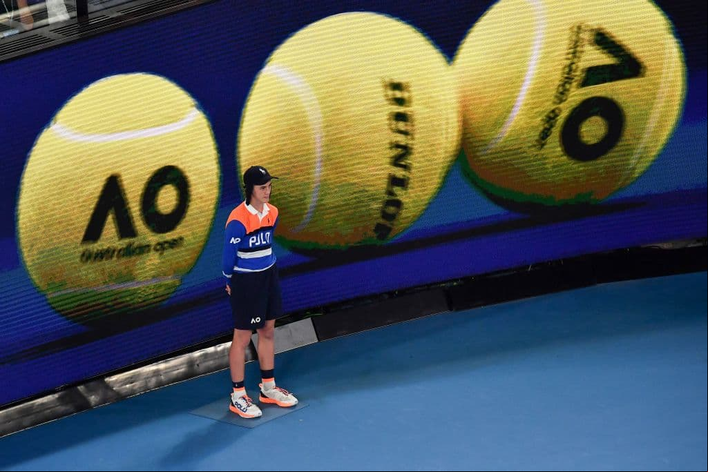 Rafael Nadal lo hace y se convierte en el primer tenista en la historia de este deporte que suma su vigésimo primer título de Grand Slam en el Abierto de Australia tras derrotar al ruso Daniil Medvedev en parciales de 2-6, 6-7(5), 6-4, 6-4 y 7-5, con una duración de cinco horas y 25 minutos de juego.