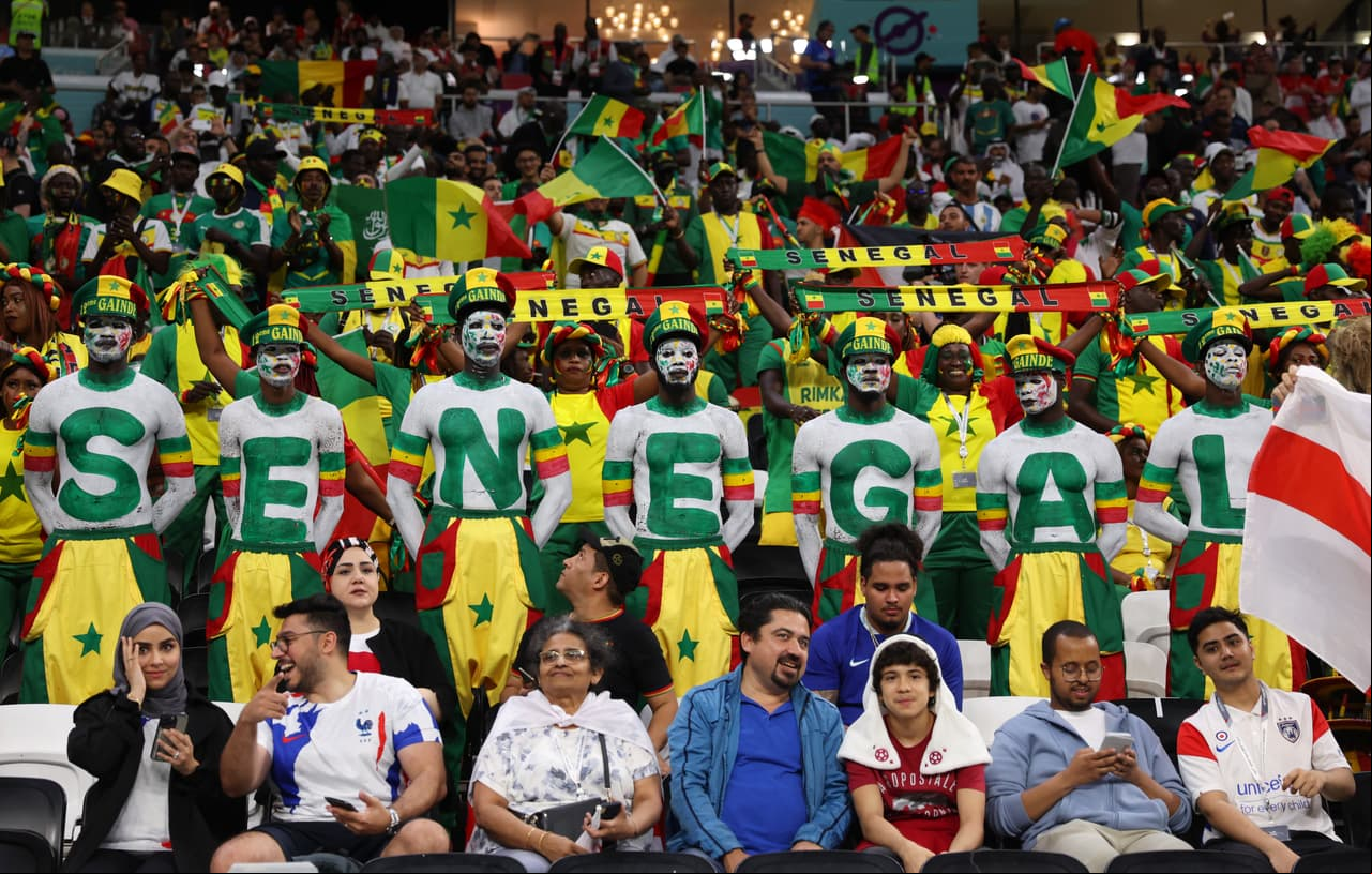 La afición de Senegal, siempre de las más coloridas.
