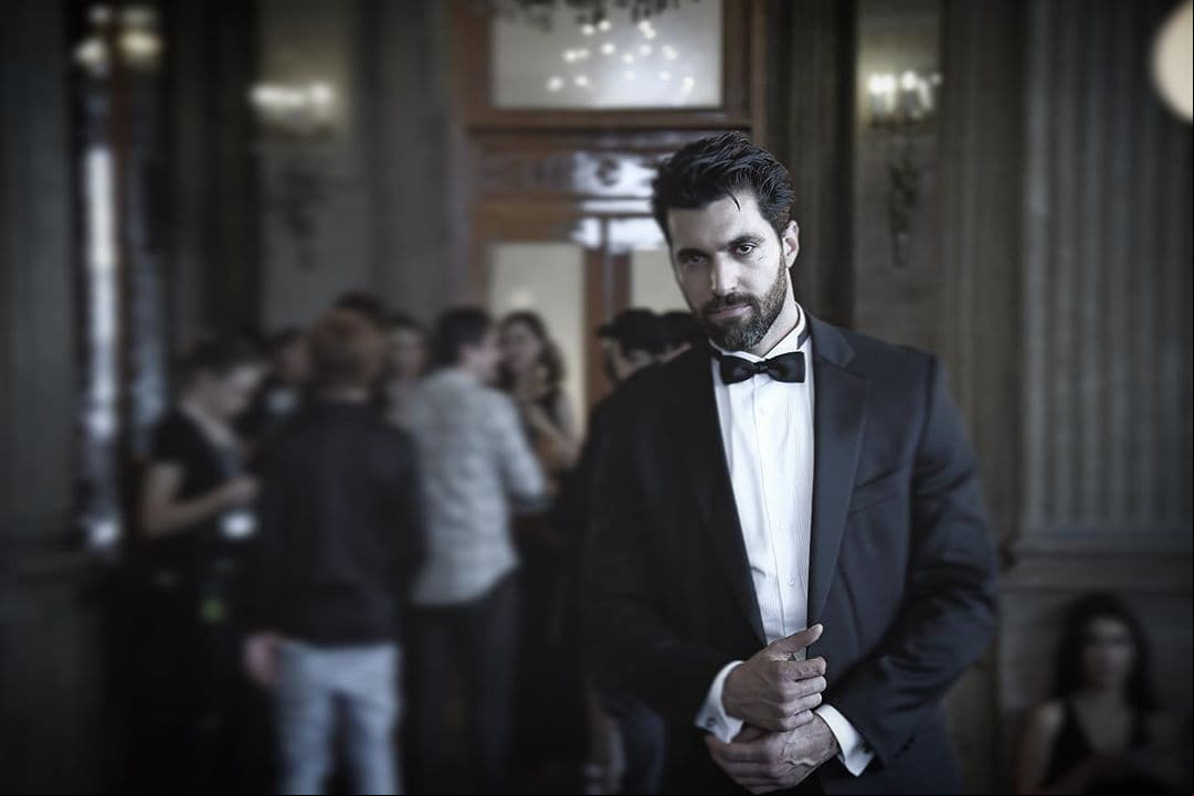 “Al principio estoy obsesionado con ella y el tráfico de diamantes, pero poco a poco se volverá una situación más personal y peligrosa. Él busca la verdad y se convertirá en la piedrita en el zapato de ‘Catalina Creel’”, dijo en entrevista exclusiva con Las Estrellas.