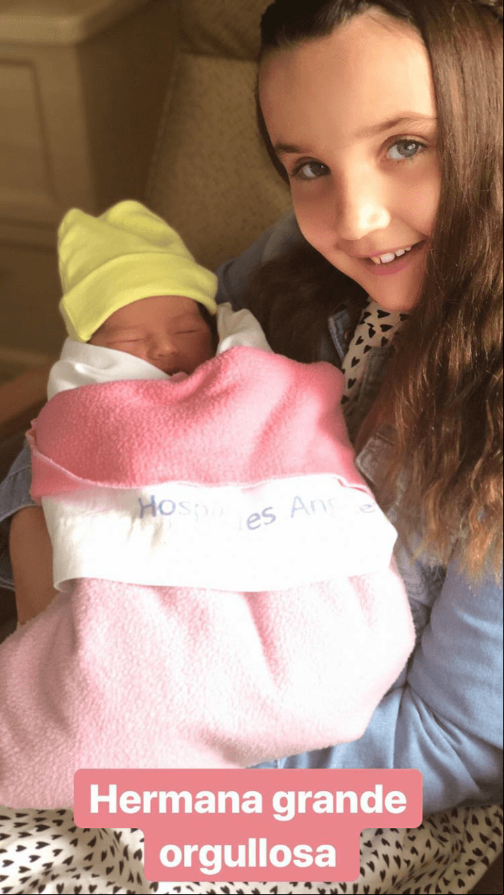 Inés, la hija mayor de la conductora, está feliz con la llegada de su hermanita