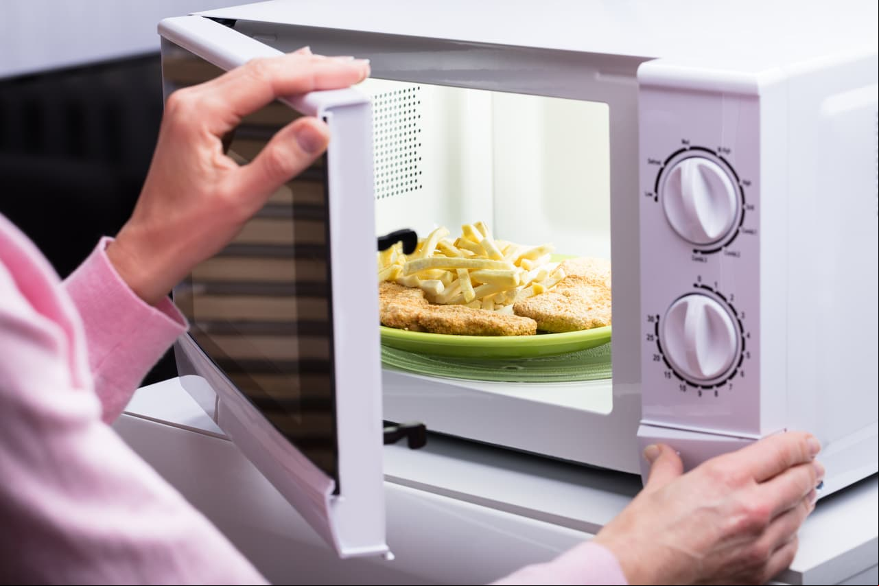 Calentar la comida en recipientes de plástico podría causar diabetes
