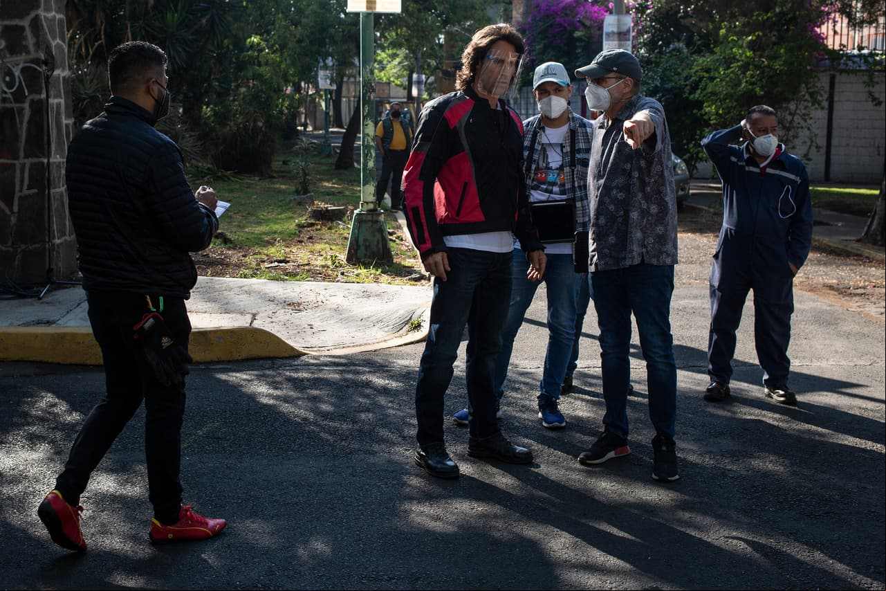 Aquí vemos al equipo de producción supervisando junto a Sebastián Rulli la impactante escena.