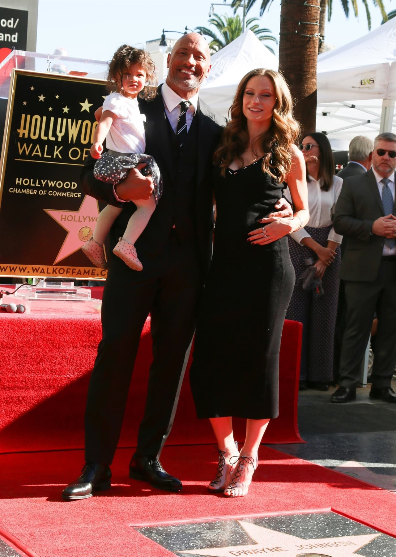 Dwayne Johnson recibe su estrella en el pase de la fama con su familia