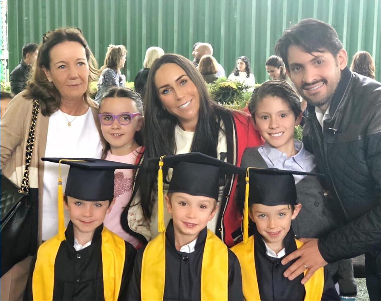 Inés Gómez Mont y su familia en la graduación de sus trillizos