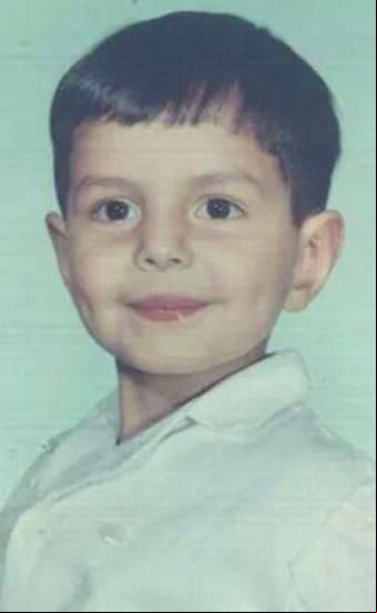 Y de pequeño igual de sonriente y con cara de "yo no fui".