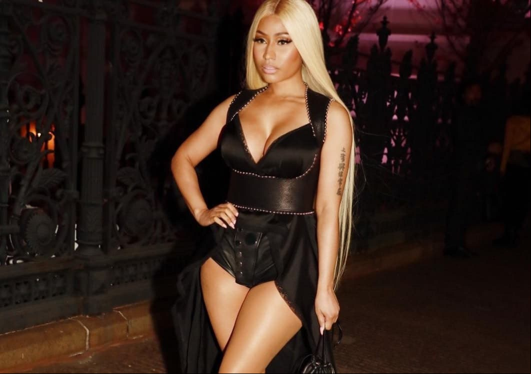 Nicki Minaj muestra sus atributos en ajustado traje de látex