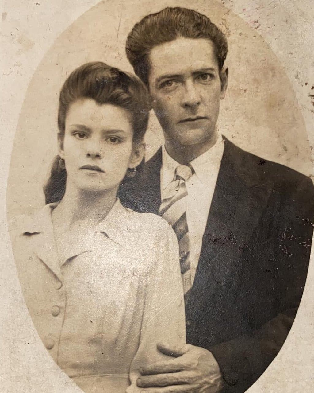 "Descansa en paz mamá... ya estás con el gran amor de tu vida a quien siempre recordaste con lágrimas en los ojos... te visualizo tomada de la mano de Dany y papá... hermosos caminos blancos para ti". En sus palabras, Sánchez Azuara refleja una vez más la fortaleza con la que hace poco más de un año despidió a su hija Daniela, quien falleció a los 31 años luego de una larga batalla contra el lupus eritematoso.