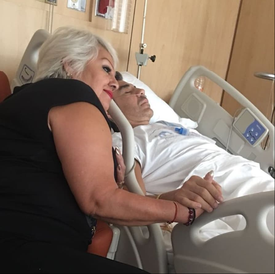Adrián Uribe junto a su madre durante su estancia en el hospital