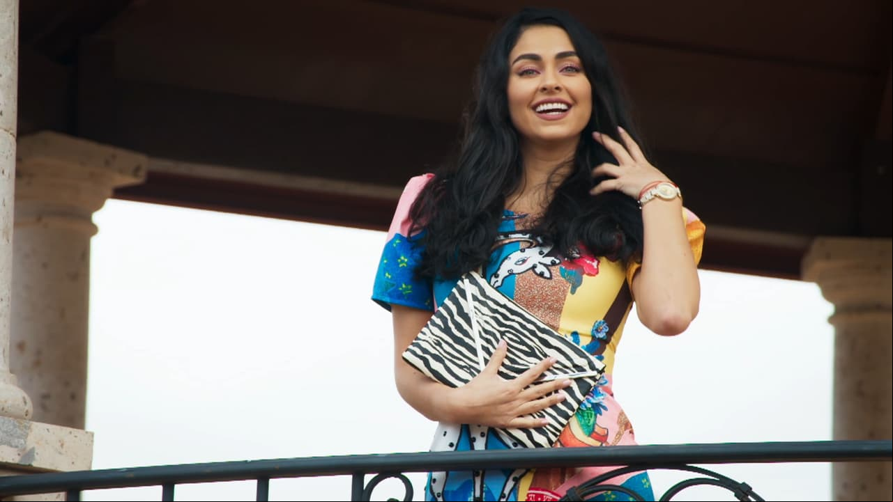 A 'Martina' le encanta lucir colores llamativos, prendas con estampados y variedad en corte y diseño. Además, también puedes verla con rios que van muy adhoc con su estilo.