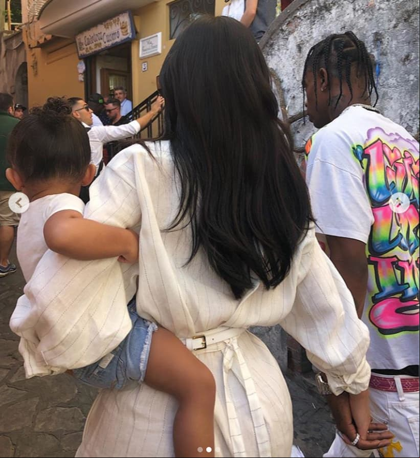 Kylie visitó las calles de Positano en compañía de su familia.