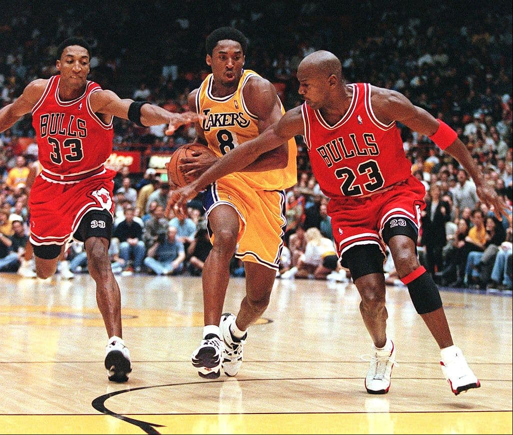 LOS ANGELES, UNITED STATES: Scottie Pippen (L) and Michael Jordan of the Chicago Bulls try to stop Kobe Bryant of the Los Angeles Lakers (C) as he leads a fast break during their 01 February game in Los Angeles, CA. Bryant and three other Lakers scored 20 or more points, leading their team to a 112-87 win. AFP PHOTO/Vince BUCCI (Photo credit should read Vince Bucci/AFP via Getty Images)