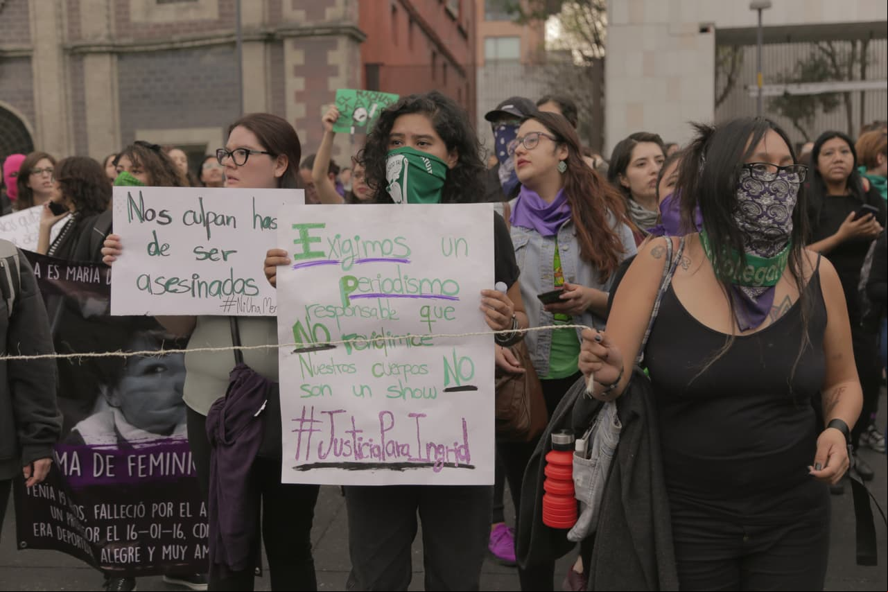 “Publican nuestras muertes como un circo. El cuerpo de Ingrid no era un espectáculo”, se escucharon los gritos a las afueras, así como exigiendo que saliera el director del periódico.