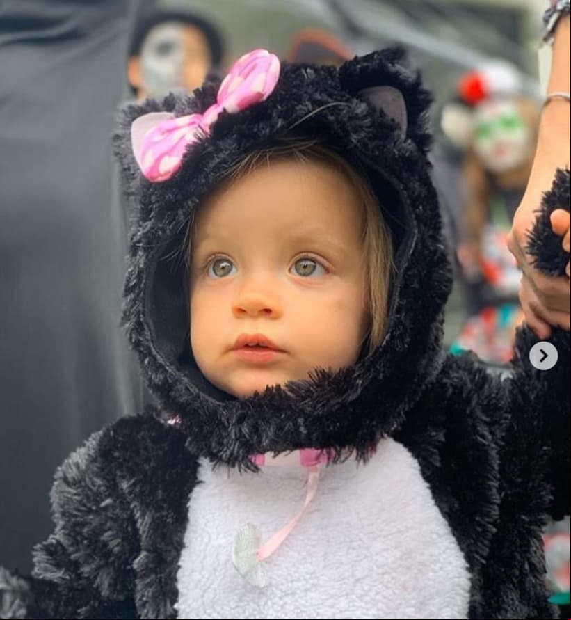 Masha, la primogénita de Ana Layevska, posó usando un mameluco de gato, destacando el color de sus ojos.