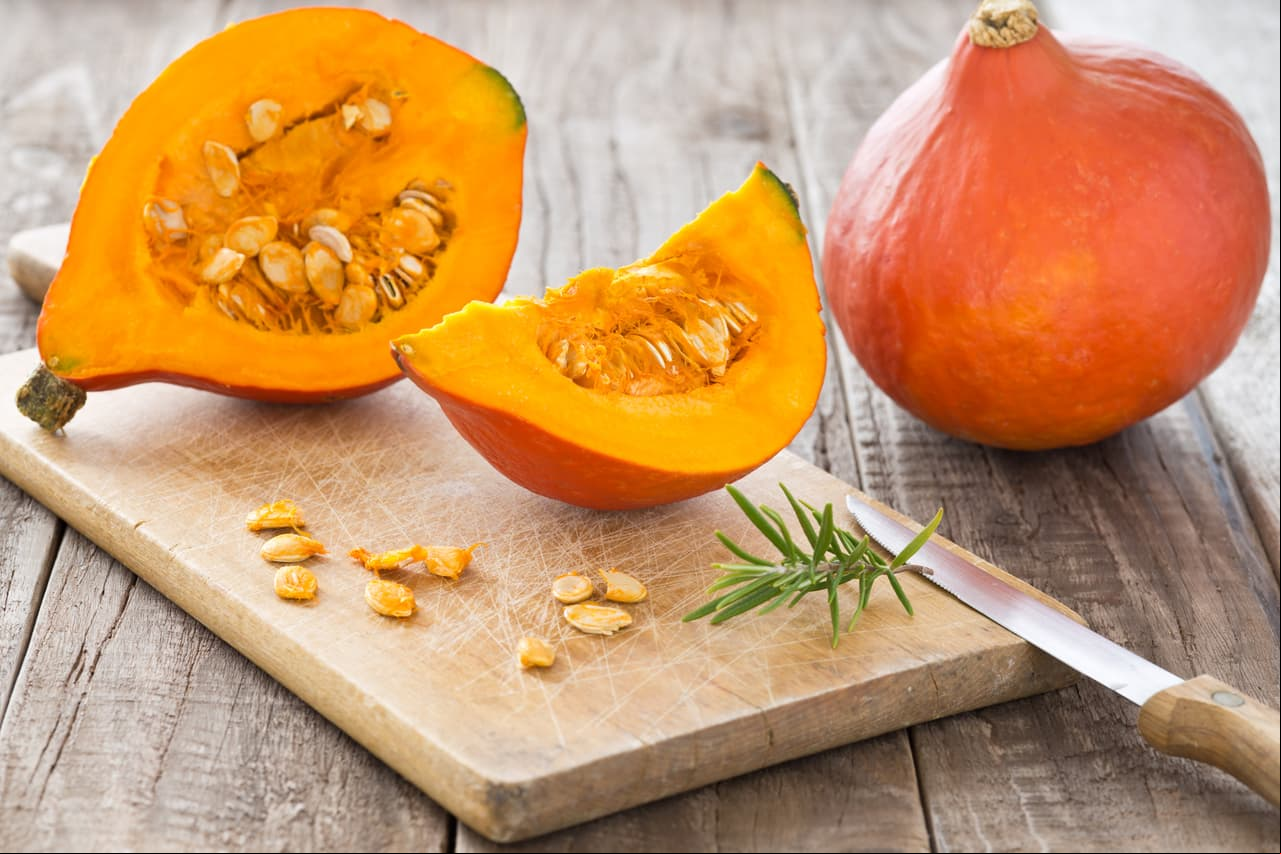 Alimentos con betacaroteno. Este pigmento está presente en alimentos como zanahoria, pimiento rojo, calabaza, camote, naranja, papaya, melocotón y mandarina.