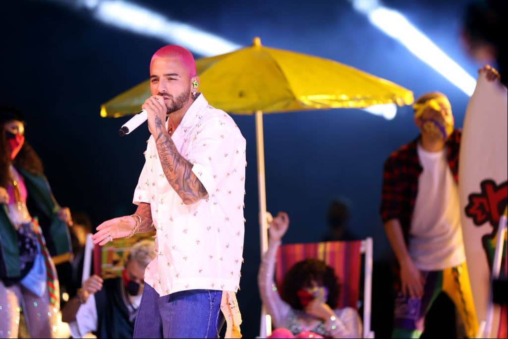 Maluma, con todo y su nuevo look, interpretó 'Agua de jamaica', 'La Burbuja' y 'Hawai sobre el escenario.