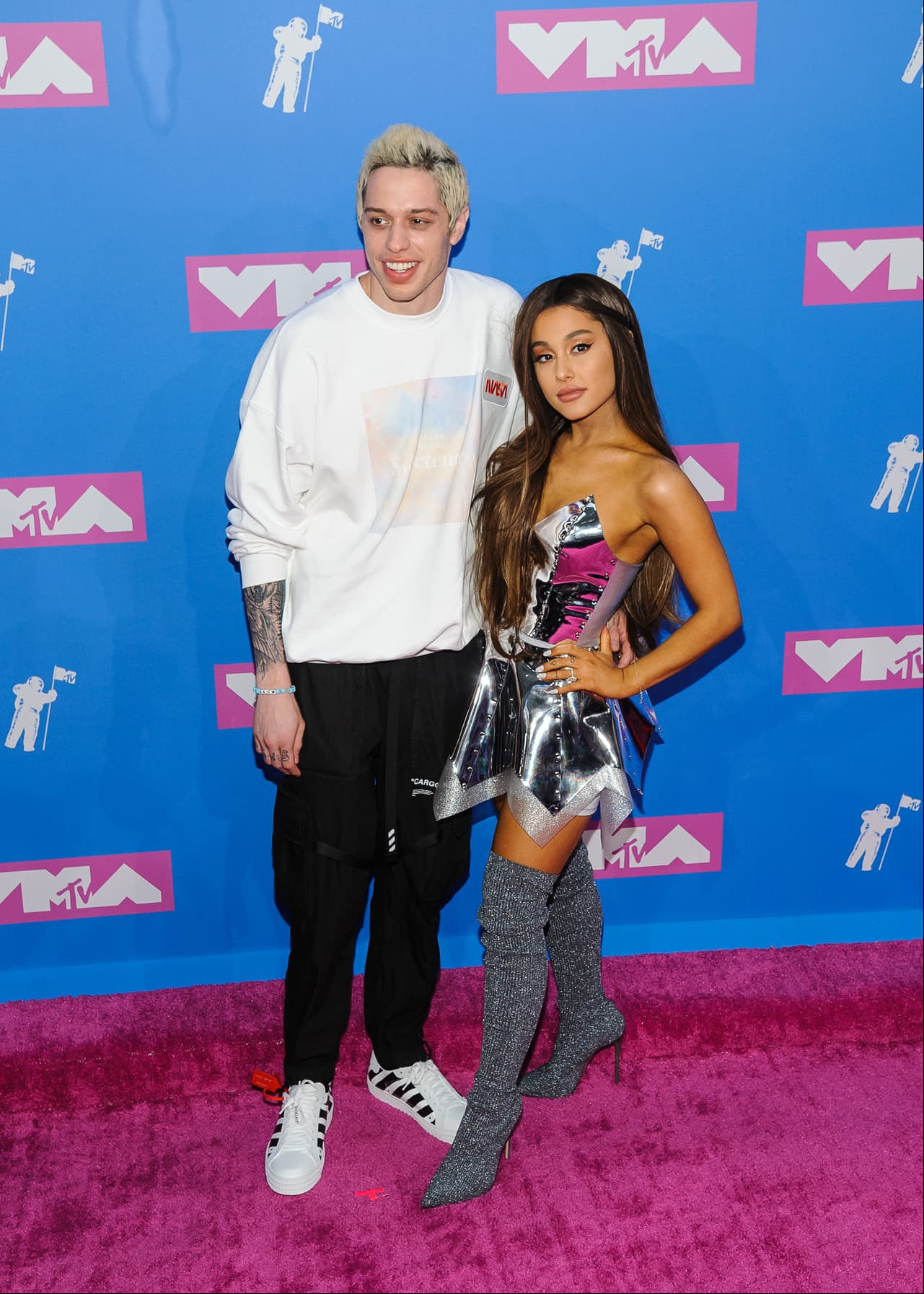 De la mano de su prometido, Ariana Grande lució un estrafalario atuendo y no se ganó un lugar en la lista de las mejor vestidas