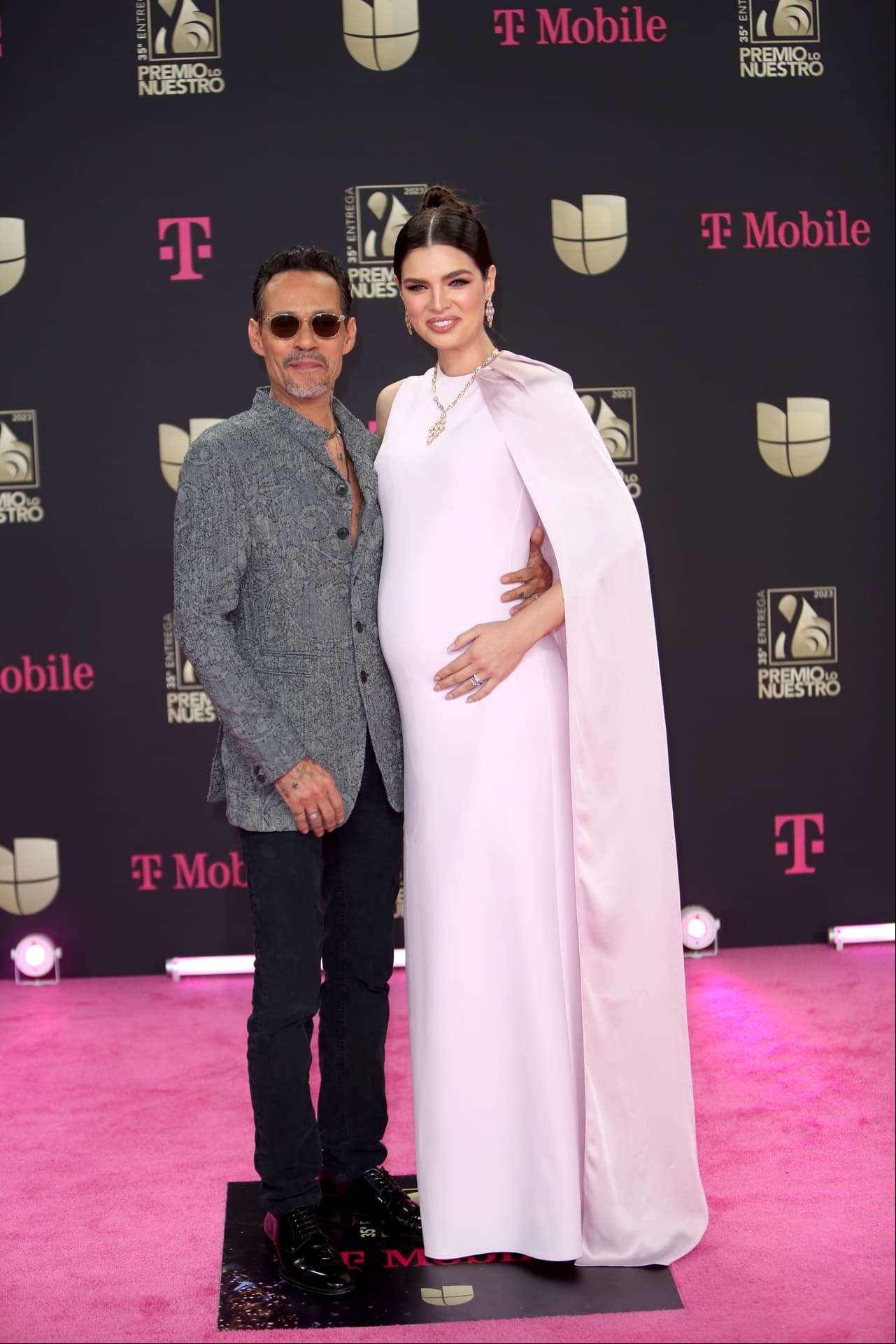 Marc Anthony y Nadia Ferreira acapararon los reflectores durante la ceremonia de Premio Lo Nuestro 2023.
