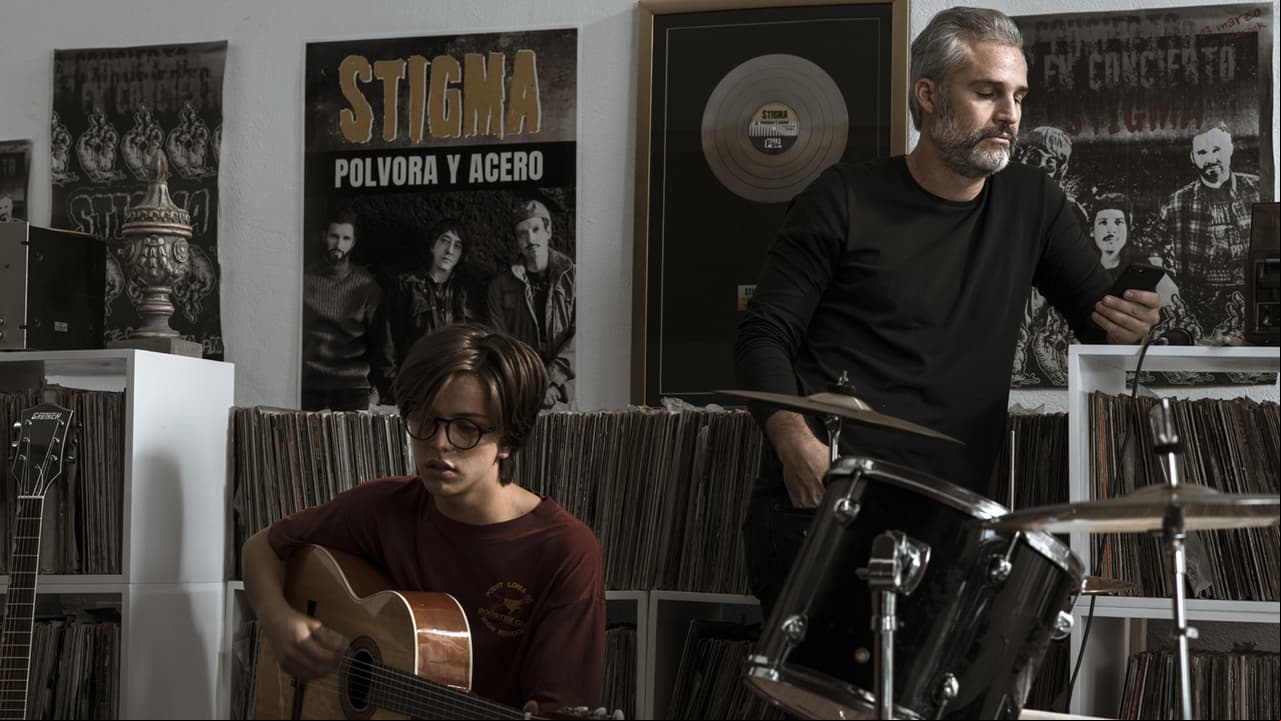 Al conocer a ‘André’, ‘Ian’ quiere arreglarle su vida, por ello buscará que deje la bebida y vuelva a hacer audiciones para recuperar la gloria y fama que tenía hace varios años.
