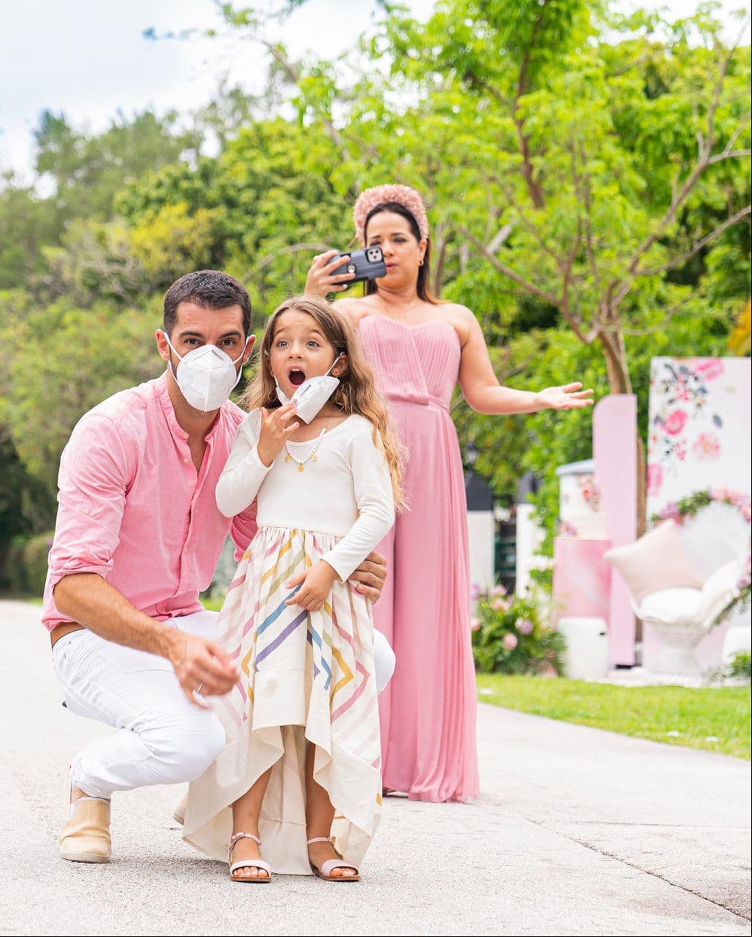 Además del recorrido en yate que hizo junto a su familia, como festejo de cumpleños adelantado, Adamari López fue sorprendida por su esposo, Toni Costa, y su hija, Alaïa con una espectacular fiesta, en la que por supuesto, las medidas de higiene y sana distancia fueron respetadas.