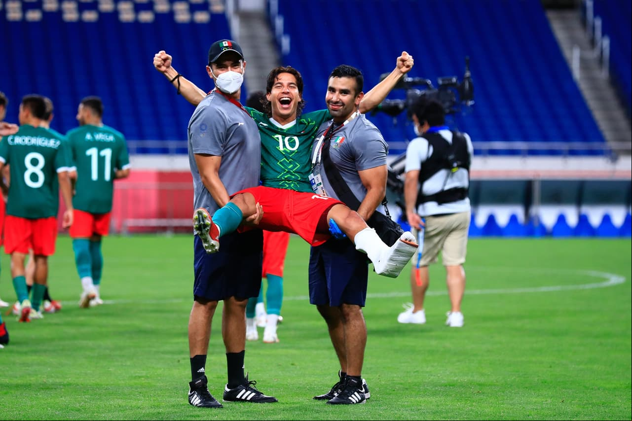 El Tri olímpico se subió al podio de Tokyo 2020 luego de vencer con claridad a Japón en el duelo por la medalla de Bronce y gracias a los goles de Sebastián Córdova, Johan Vázquez y Alexis Vega.
